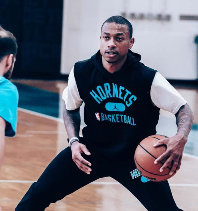 双手各握一 双手各握一