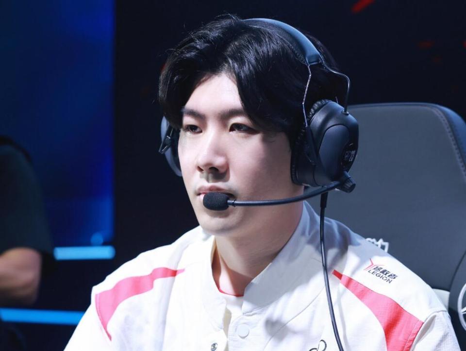 两人并肩而 两人并肩而